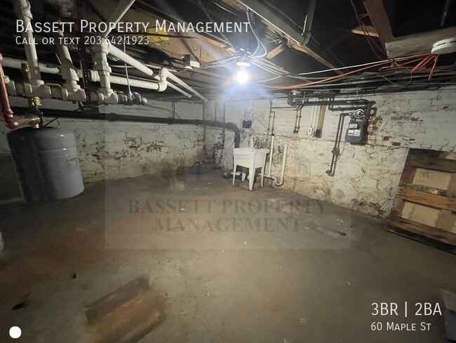 Building Photo - 60 Maple St