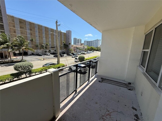 Building Photo - 401 Golden Isles Dr