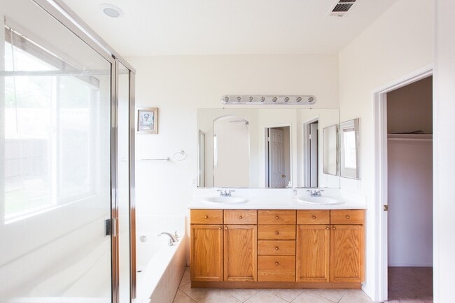 Building Photo - Spacious 4 Bedroom, 2 Bath Furnished Famil...