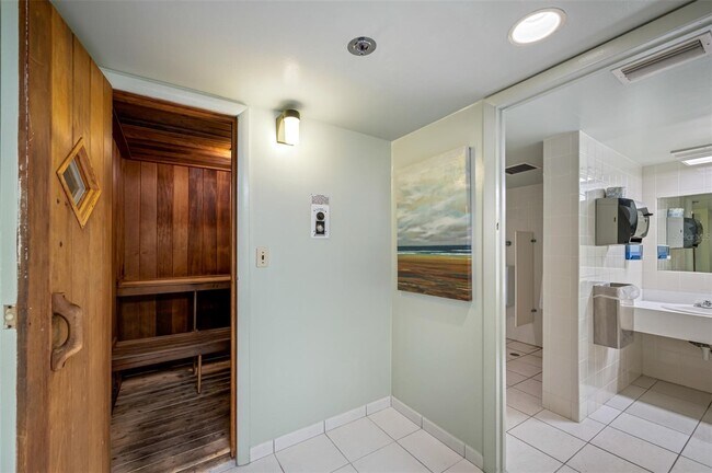 Building Photo - 1 Key Capri