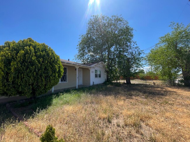 Building Photo - Quartz Hill 3 Bedroom 2 Bathroom
