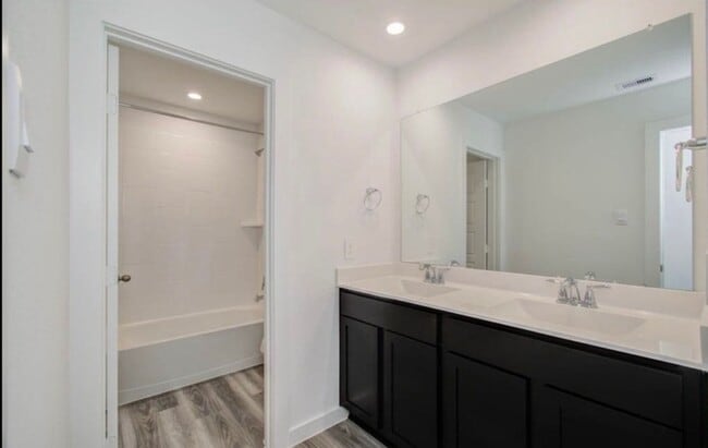 Building Photo - 2911 Crown Gate Dr