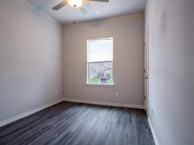 Building Photo - 221 Peruna Dr