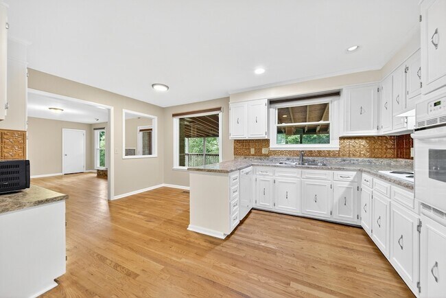 Building Photo - 121 Caldwell Dr