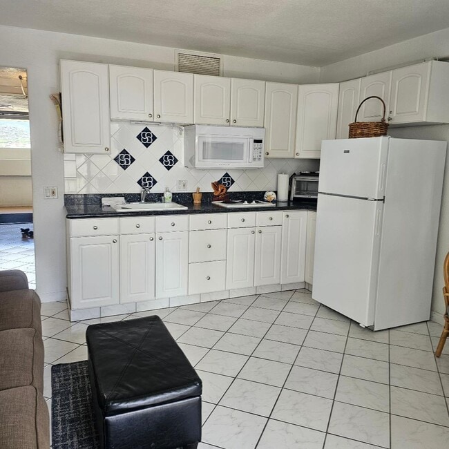 Building Photo - 2440 Kuhio Ave.