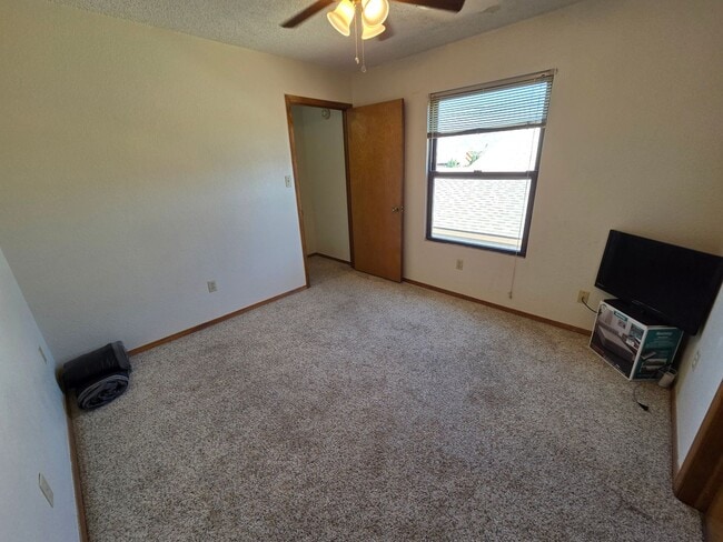 Building Photo - Large 4 Bdrm/3 Bath Home Close to Holloman AFB