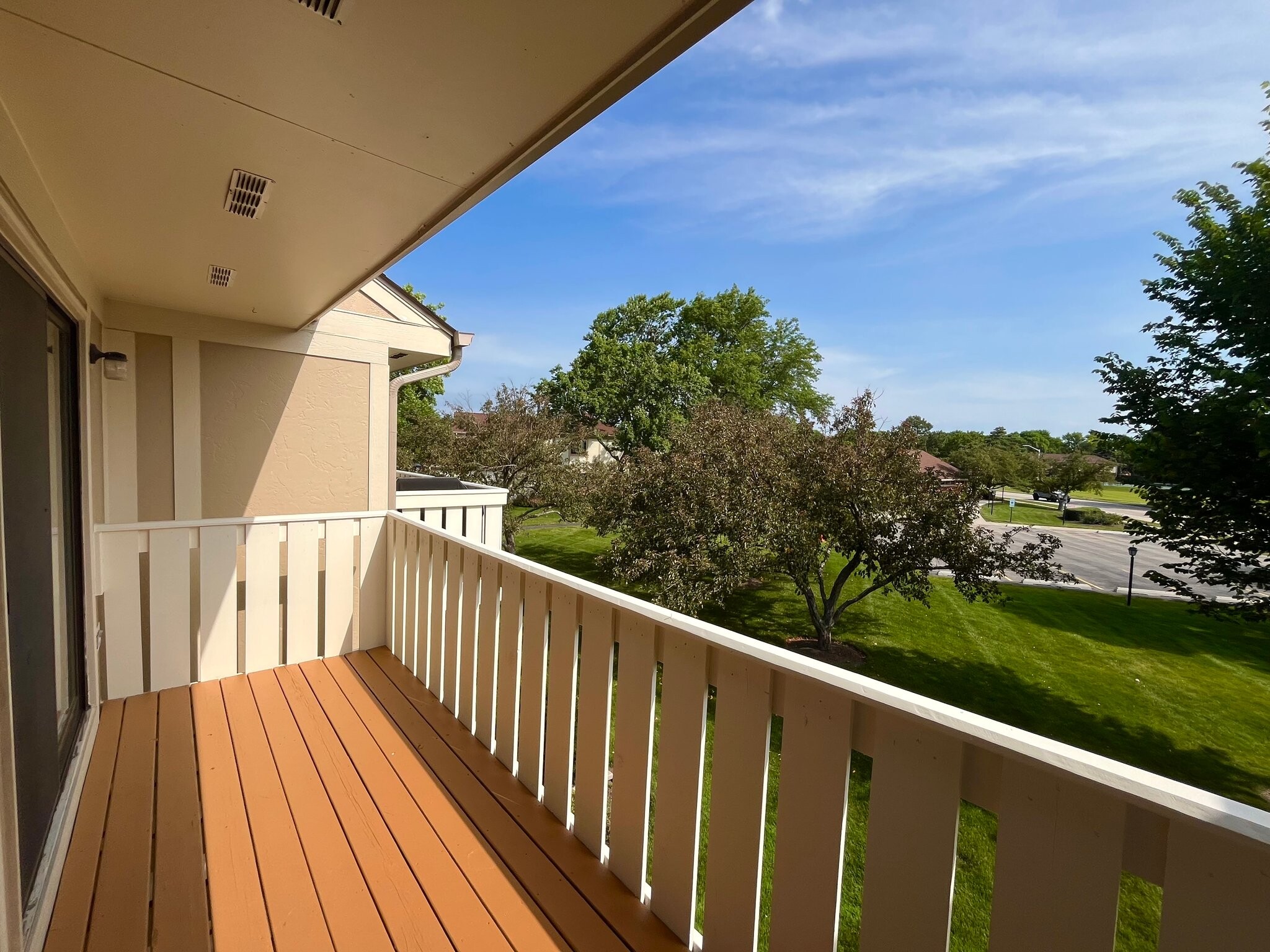 Building Photo - 1054 Deerpath Ct