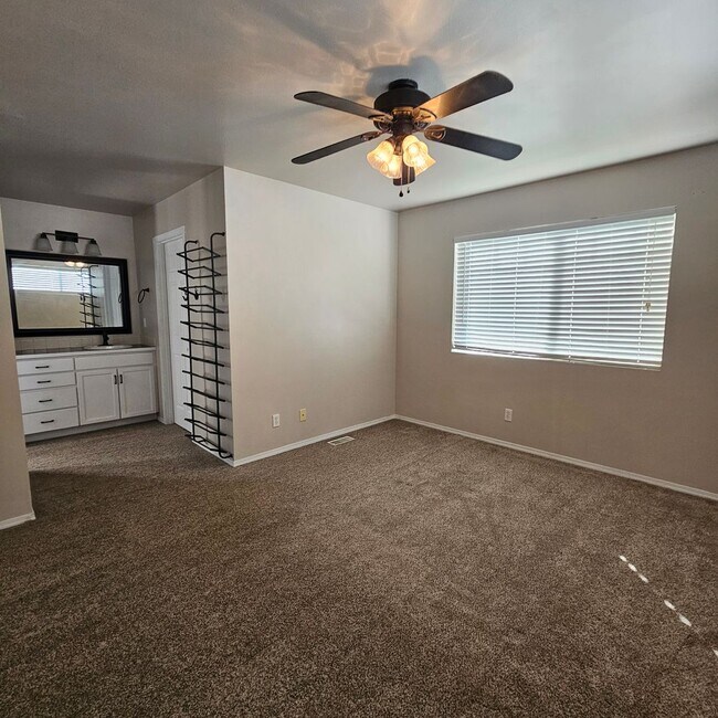 Building Photo - Beautiful Home with Mt. Rainier Views – Close to PSNS & Ferries