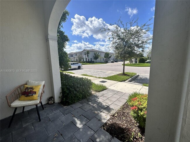 Building Photo - 1685 SE 27th Rd