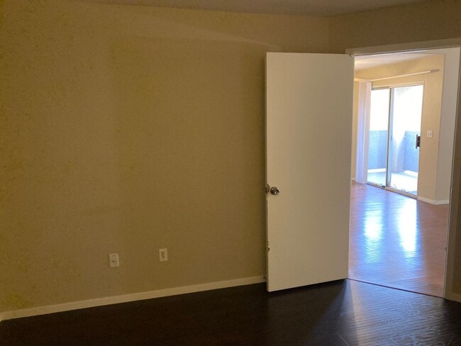Building Photo - Gated community just minutes south of the strip, 2br/2bath, 2nd floor condo.