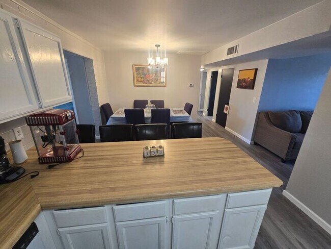 Building Photo - Rooms for Rent – Furnished, Lockable, & Private Backyard! 6 Spots Open.