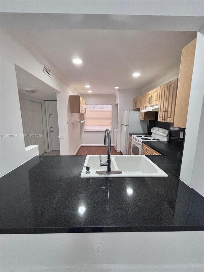 Building Photo - 430 Commodore Dr