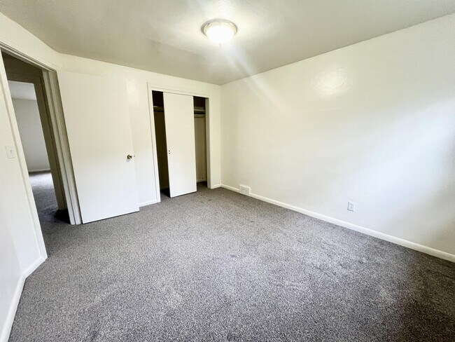 Building Photo - 728 Brownstown Rd