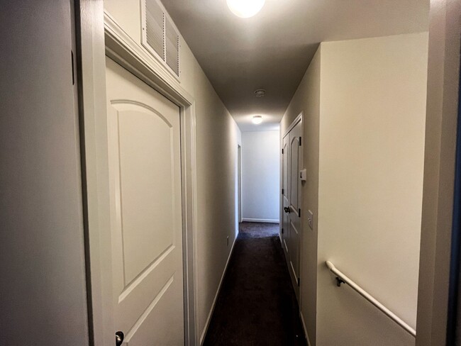 Building Photo - Beautiful 3 bedroom, 2 1/2 bathroom home i...