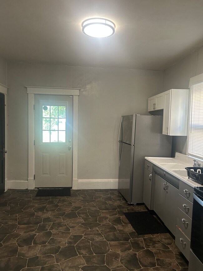 Building Photo - 2 Bedroom/ 1 Bath