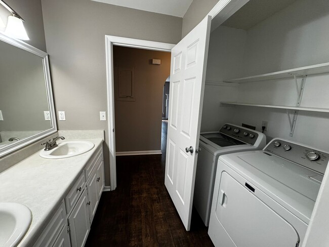 Building Photo - 46 Sagebrush Apartments