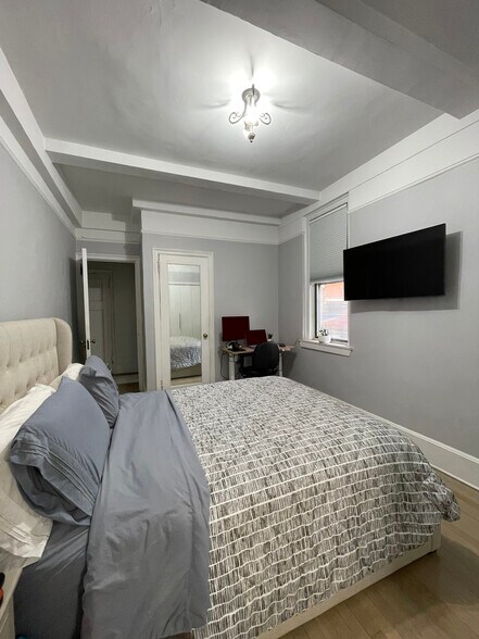 Building Photo - 50 W 106th St