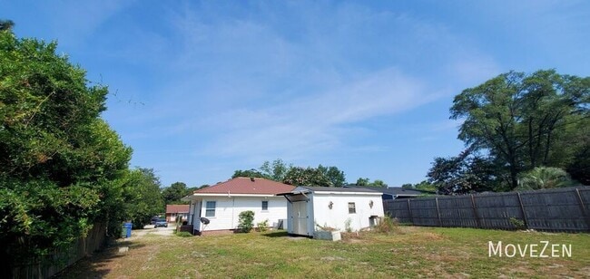 Building Photo - 210 Oakcrest Dr