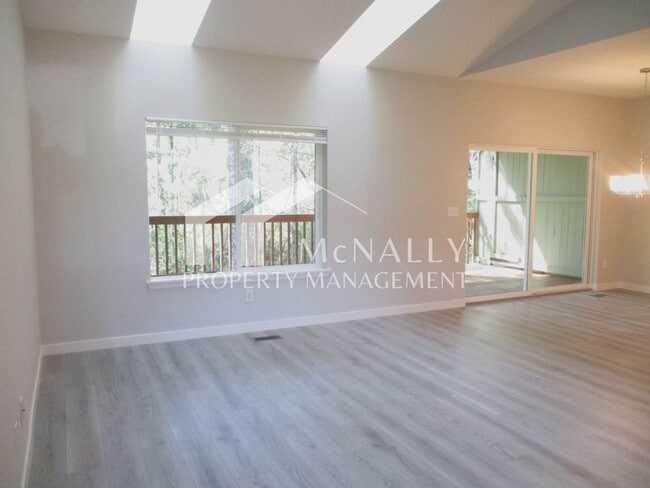 Building Photo - Charming Condo with Bonus Room in Horseshoe Gardens