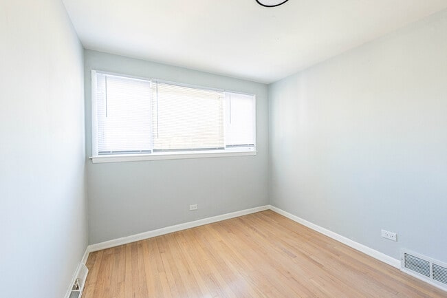 Building Photo - 4914 W 32nd Pl