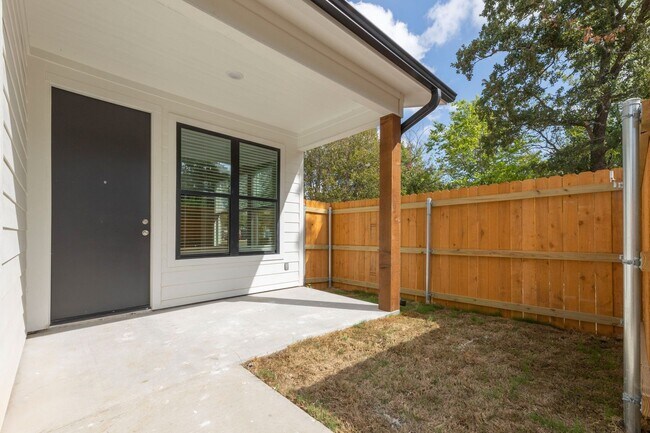 Building Photo - 213 Lynn Dr