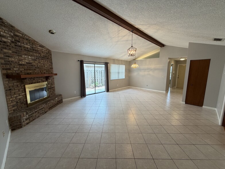 Building Photo - 3 Bed/2 Bath