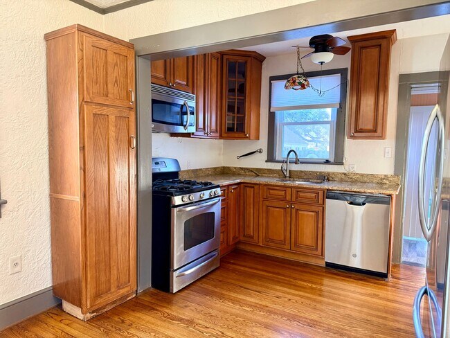 Building Photo - Charming Cape Cod Single Family with inground pool in Norfolk