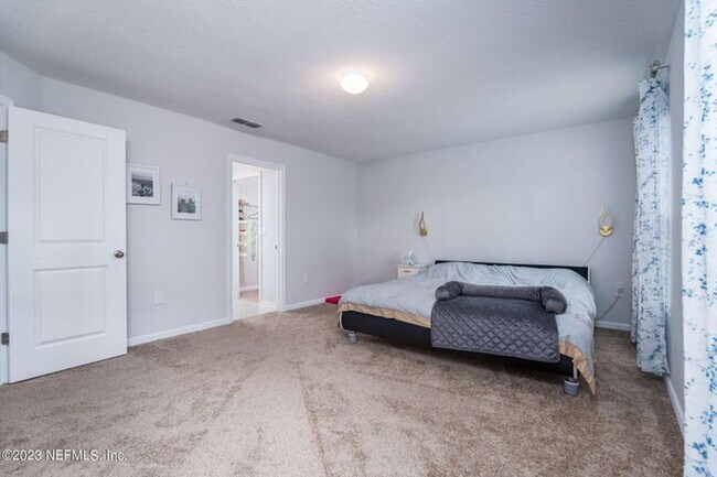 Building Photo - Like New Home