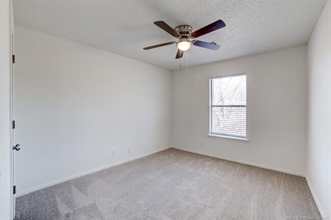 Building Photo - 3 Bed 2 Bath 2 Car Garage in Highly Desired Jenks Schools
