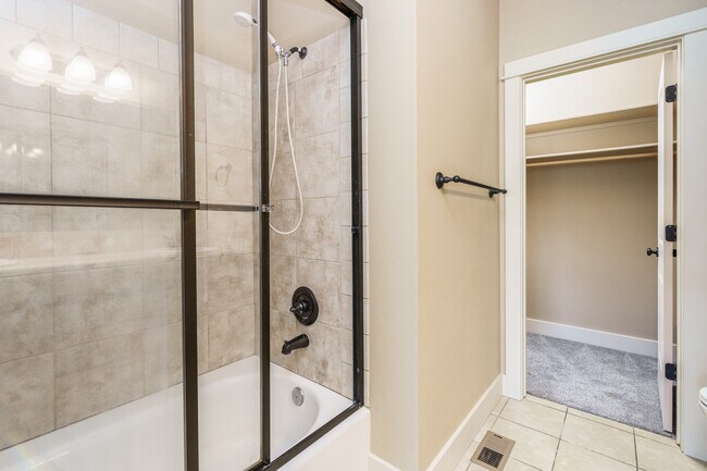 Building Photo - 994 E Winding Creek Dr