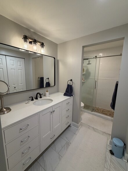 Building Photo - 7602 Lakeside Village Dr