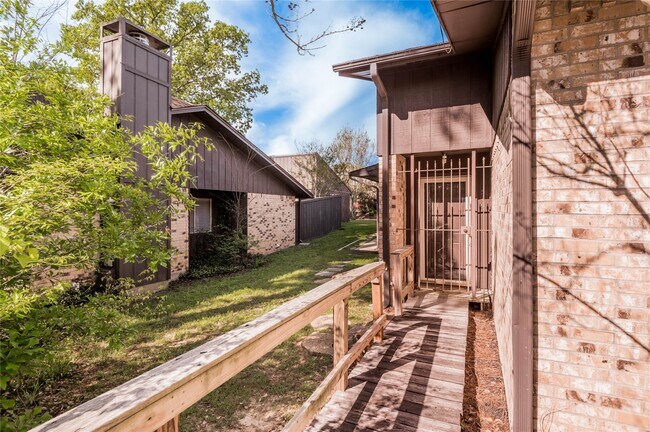 Building Photo - 514 Hickory Dr