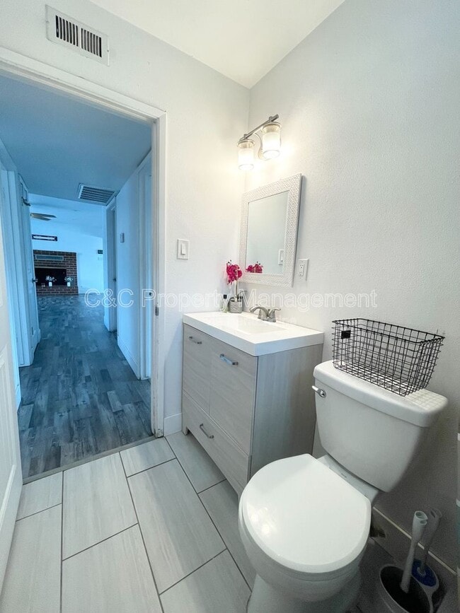 Building Photo - 1101 Fairview Rd