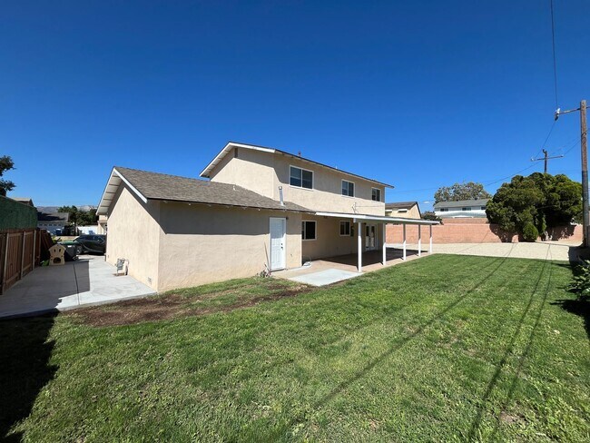 Building Photo - Freshly prepped 5BR in Simi w/downstairs b...