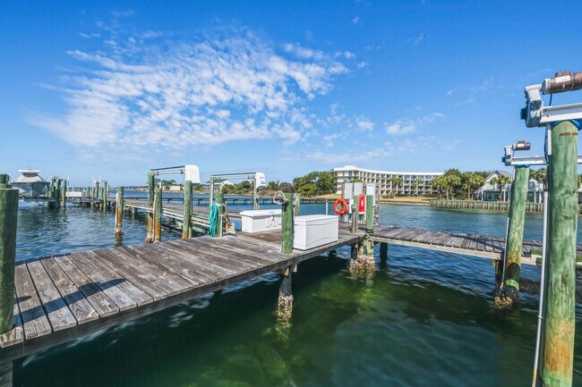 Building Photo - 214 Miracle Strip Pkwy SW