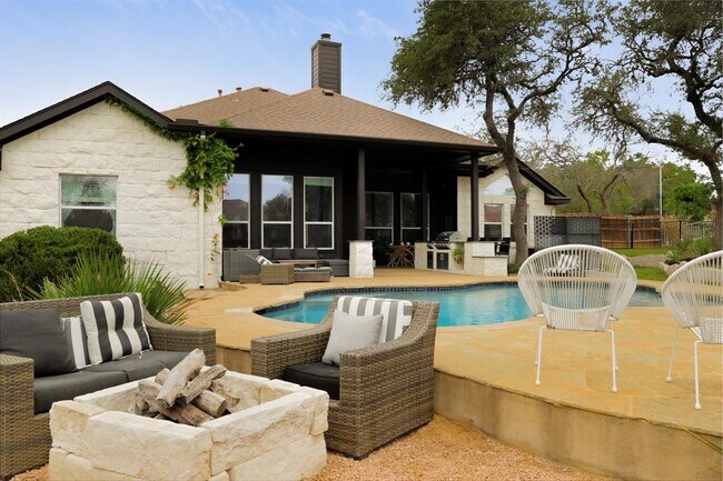 Building Photo - 300 Meadow Oaks Dr