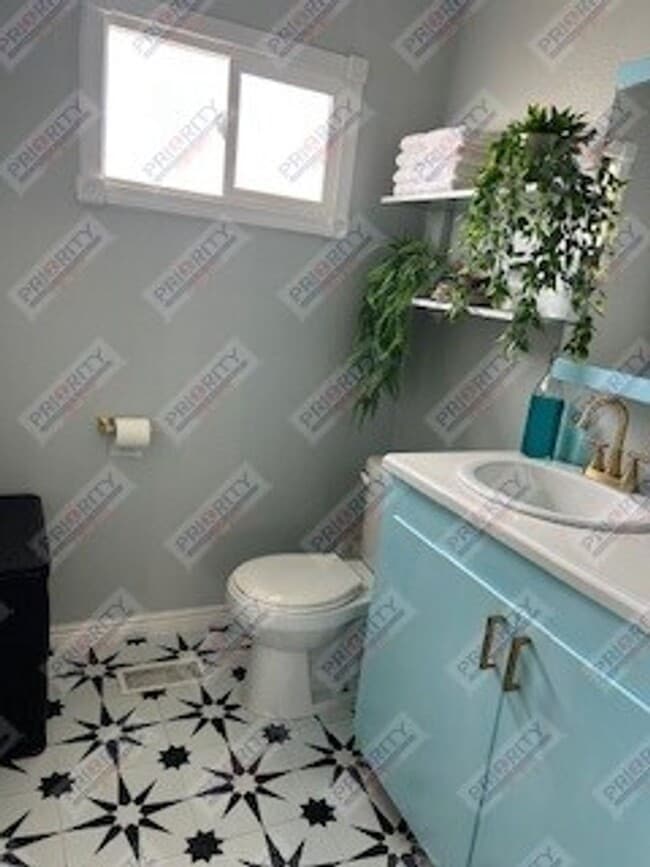 Building Photo - Charming Downtown House For Rent