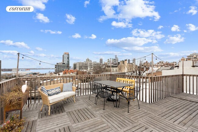 Building Photo - 304 Henry St