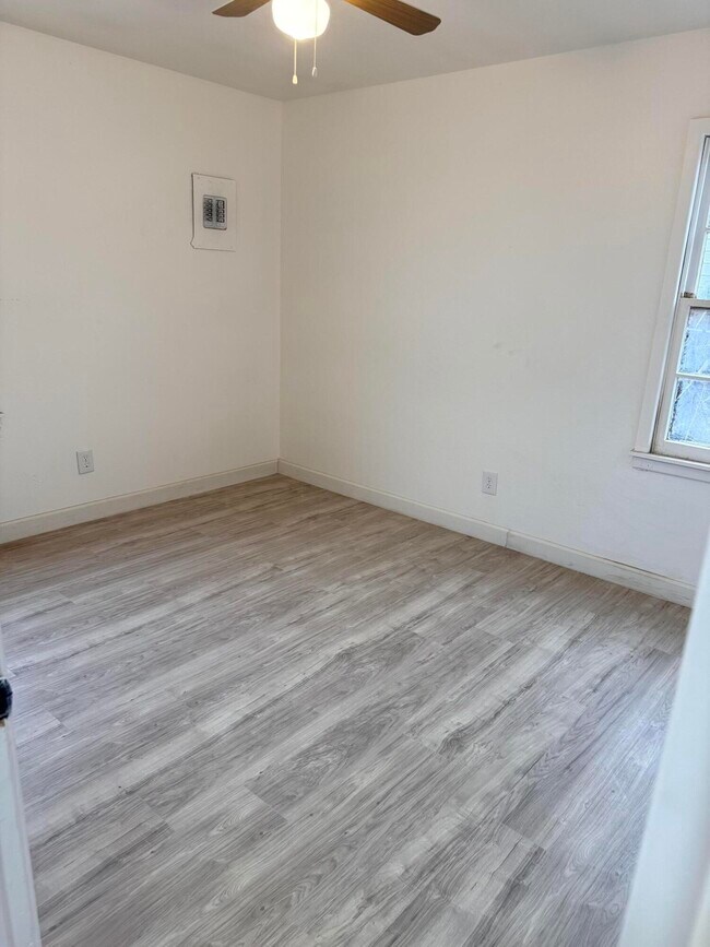 Building Photo - 1801 E 2nd St