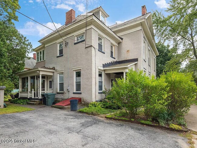 Building Photo - 143 Caroline St