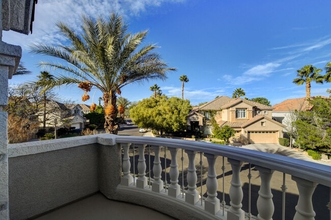 Building Photo - COMING SOON!! $1000 off 1st months Rent Guard-Gated Golf Course Living on the 14th Green!