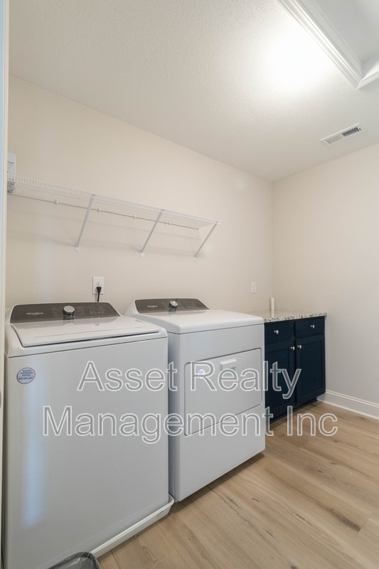 Building Photo - 1730 Silver Chapel Dr