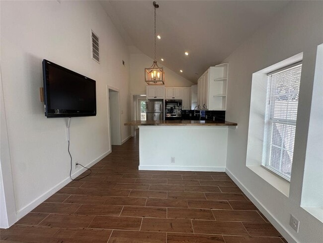 Building Photo - 2318 Santa Rosa St