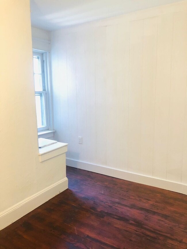 Building Photo - 4 bed 1 bath amazing location