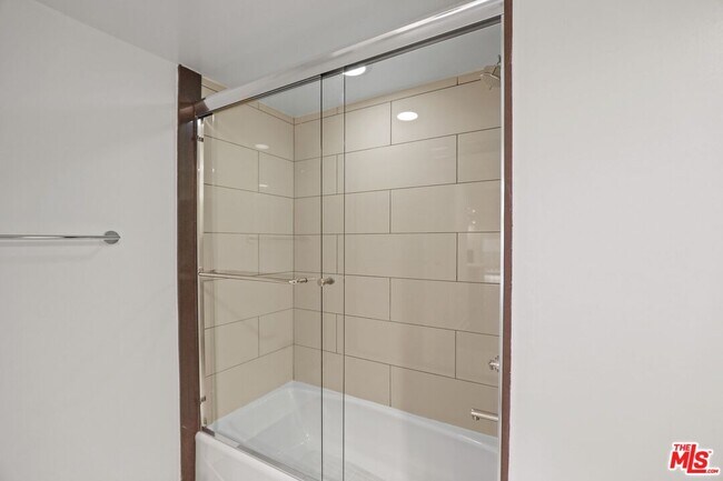 Building Photo - 11811 Darlington Ave