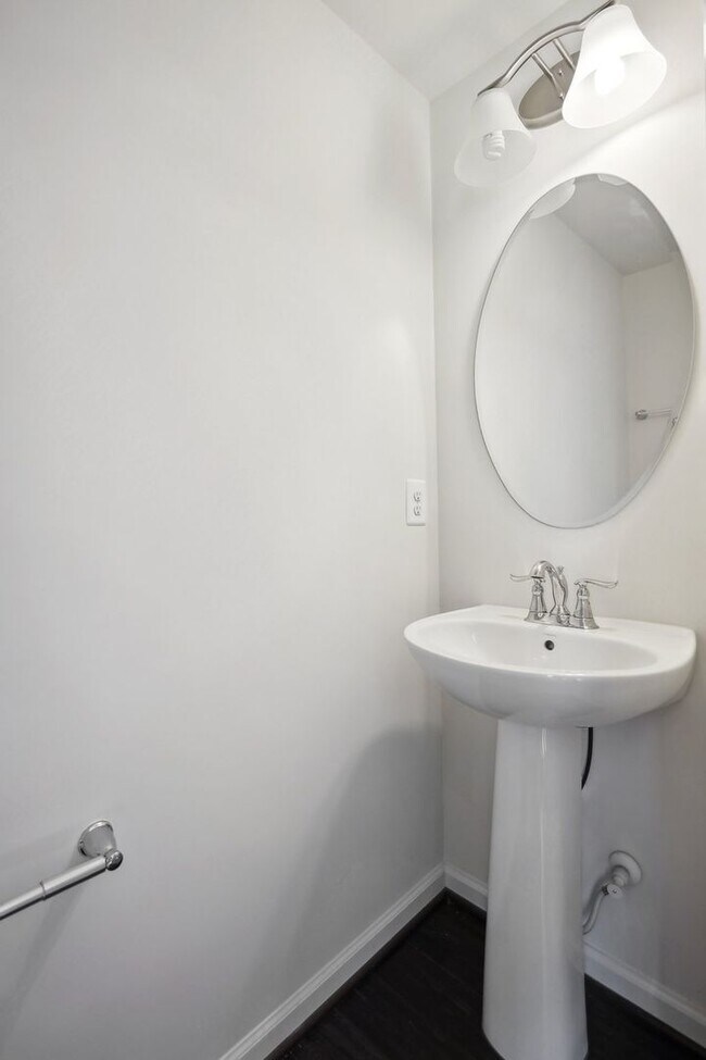 Building Photo - Stunning 2-Level Townhouse Condo in Sought...