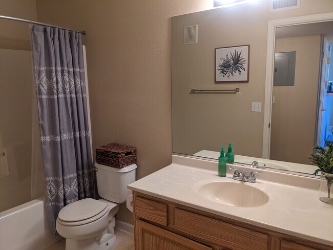 Building Photo - 2 Bedroom 2 Bath in Broomfield - Available...