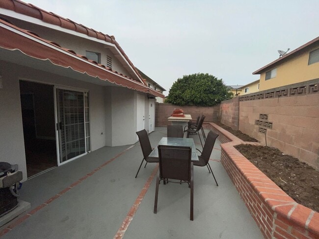 Building Photo - 5-Bedroom Carson 2-Story Home