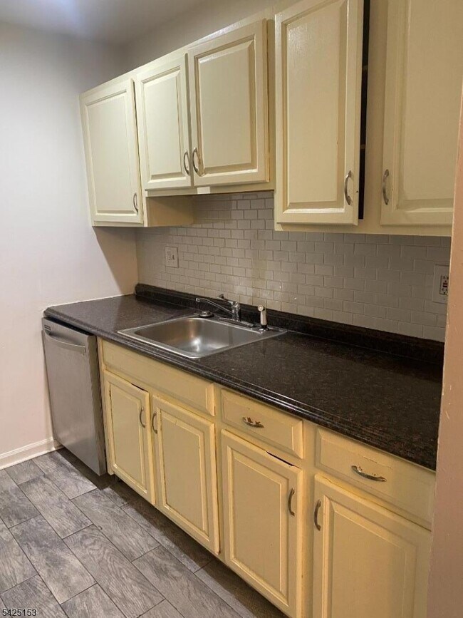 Building Photo - 7 Rutgers Dr