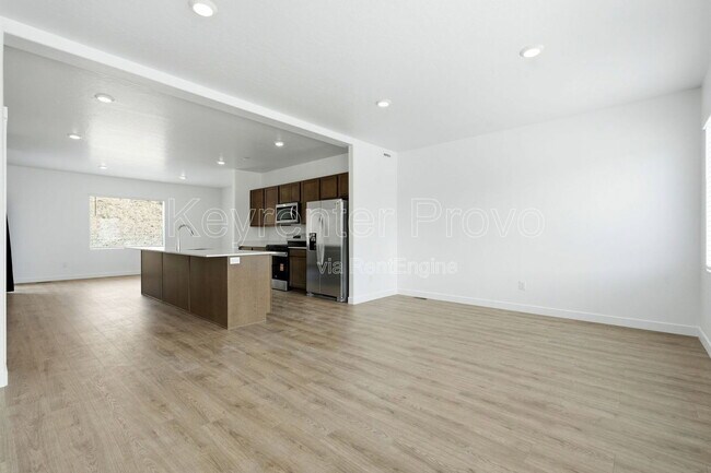 Building Photo - 371 E Levengrove Dr